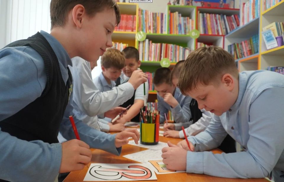 В Детской библиотеке-филиале №2 для учеников 3 «В» класса (классный руководитель Г. Е. Скобликова) прошло весёлое и познавательное мероприятие, посвящённое Дню славянской письменности и культуры В Детской библиотеке-филиале №2 для учеников 3 «В» класса (классный руководитель Г. Е. Скобликова) прошло весёлое и познавательное мероприятие, посвящённое Дню славянской письменности и культуры