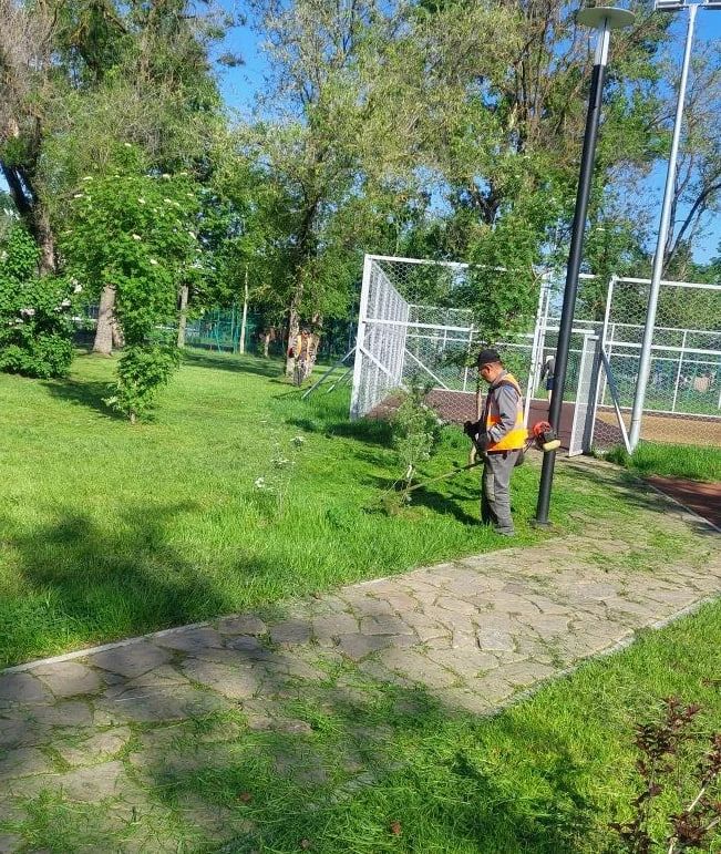 В парках и скверах продолжается уборка территорий В парках и скверах продолжается уборка территорий