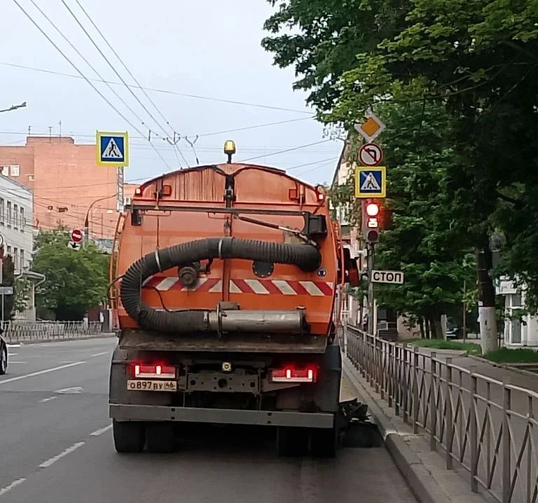 Курские дорожники продолжают уборку города