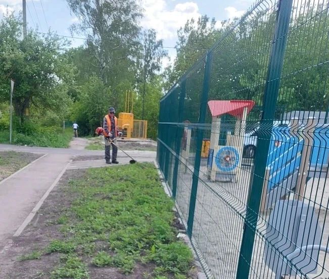 В парках и скверах продолжается уборка территорий В парках и скверах продолжается уборка территорий