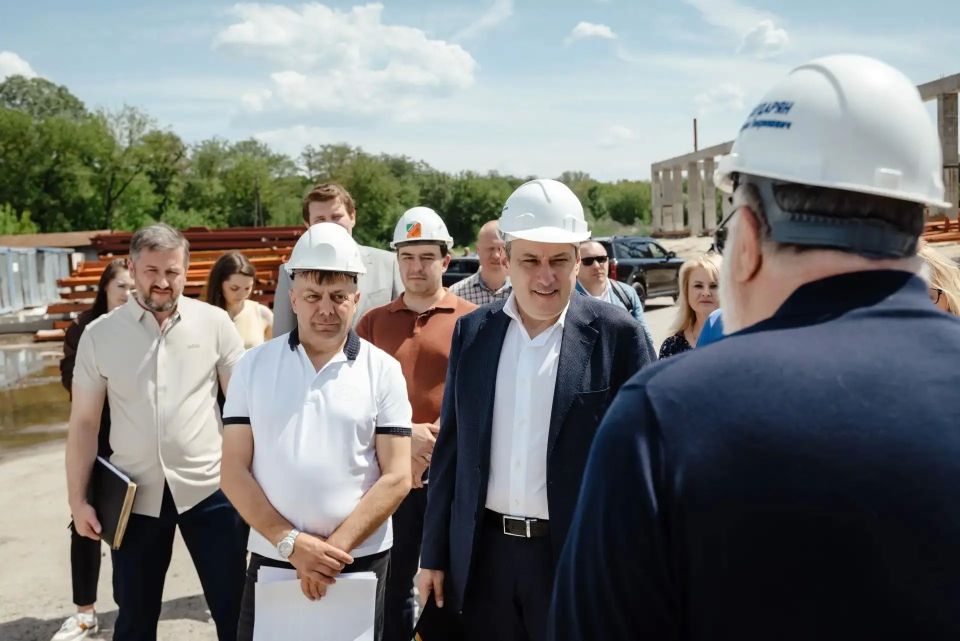 Светлана Юрьевна вместе с Губернатором Курской области Александром Хинштейном проинспектировали строительство крытого футбольного манежа на улице Тускарной в Курске Светлана Юрьевна вместе с Губернатором Курской области Александром Хинштейном проинспектировали строительство крытого футбольного манежа на улице Тускарной в Курске