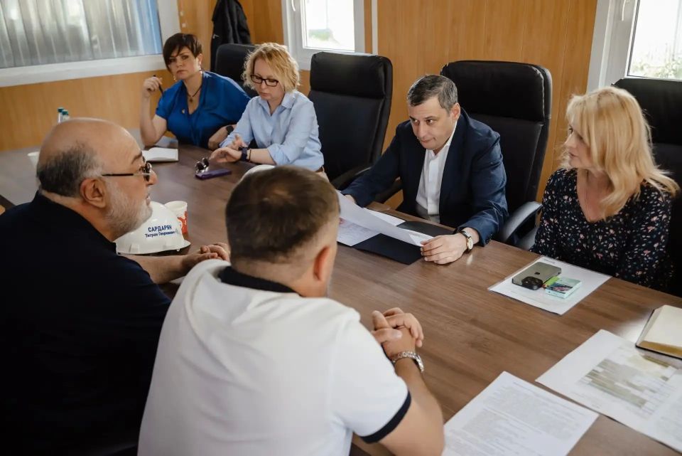 Светлана Юрьевна вместе с Губернатором Курской области Александром Хинштейном проинспектировали строительство крытого футбольного манежа на улице Тускарной в Курске Светлана Юрьевна вместе с Губернатором Курской области Александром Хинштейном проинспектировали строительство крытого футбольного манежа на улице Тускарной в Курске