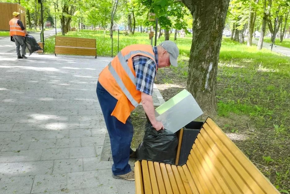 В парках и скверах продолжается уборка территорий В парках и скверах продолжается уборка территорий