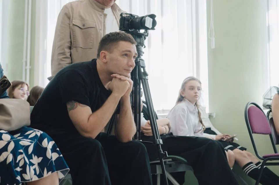 Актёр Никита Павленко встретился с курскими школьниками и рассказал о любви к чтению