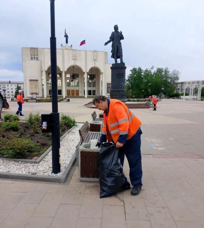 В парках и скверах продолжается уборка территорий