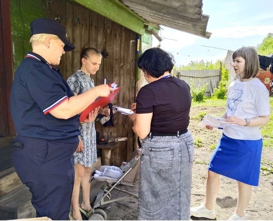 В Черемисиновском районе состоялся плановый выезд мобильной межведомственной бригады «Мобильный консультант» с целью своевременного выявления и решения проблем, связанных с неблагополучием в семьях, а также оказания... В Черемисиновском районе состоялся плановый выезд мобильной межведомственной бригады «Мобильный консультант» с целью своевременного выявления и решения проблем, связанных с неблагополучием в семьях, а также оказания...
