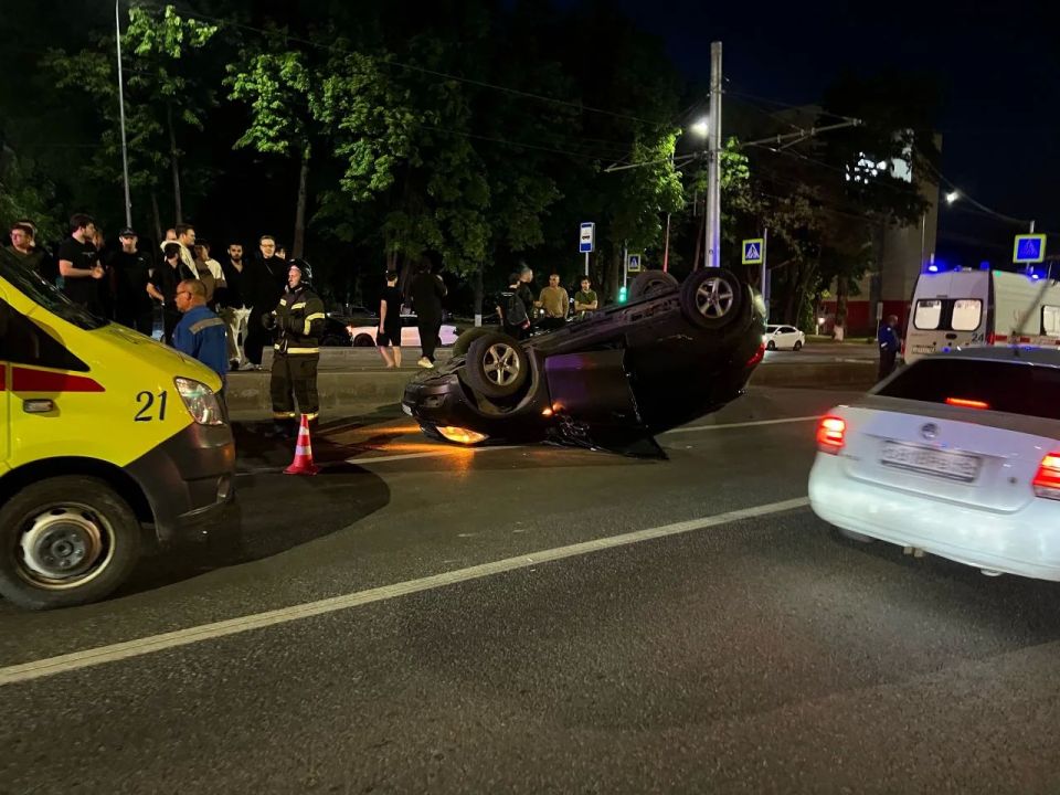 Возле парка Пионеров в Курске перевернулась машина, есть пострадавшие Возле парка Пионеров в Курске перевернулась машина, есть пострадавшие