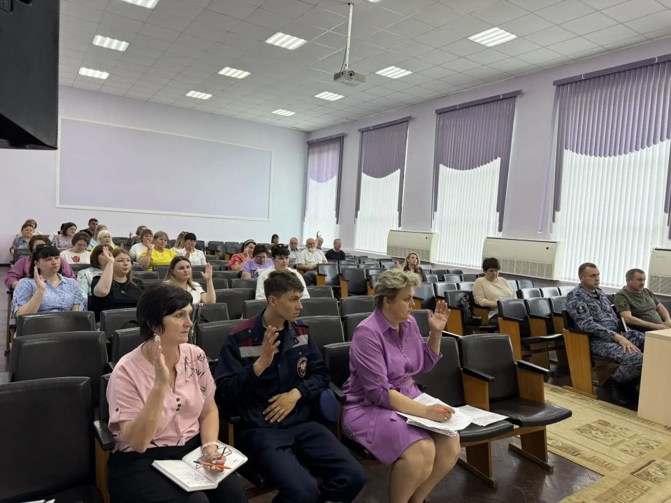 19 мая 2026 года состоялось совещание КЧС и ОПБ района, на котором выработаны меры по охране общественного порядка и обеспечению комплексной безопасности при проведении массовых праздничных мероприятий, посвящённых... 19 мая 2026 года состоялось совещание КЧС и ОПБ района, на котором выработаны меры по охране общественного порядка и обеспечению комплексной безопасности при проведении массовых праздничных мероприятий, посвящённых...