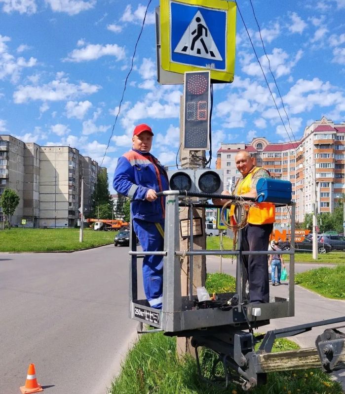 Городская коммунальная служба устанавливает информационные секции на светофорах Городская коммунальная служба устанавливает информационные секции на светофорах