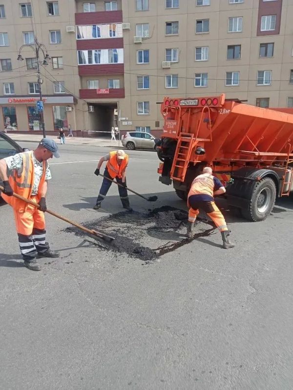В Курске проводят аварийный ямочный ремонт на трёх улицах В Курске проводят аварийный ямочный ремонт на трёх улицах