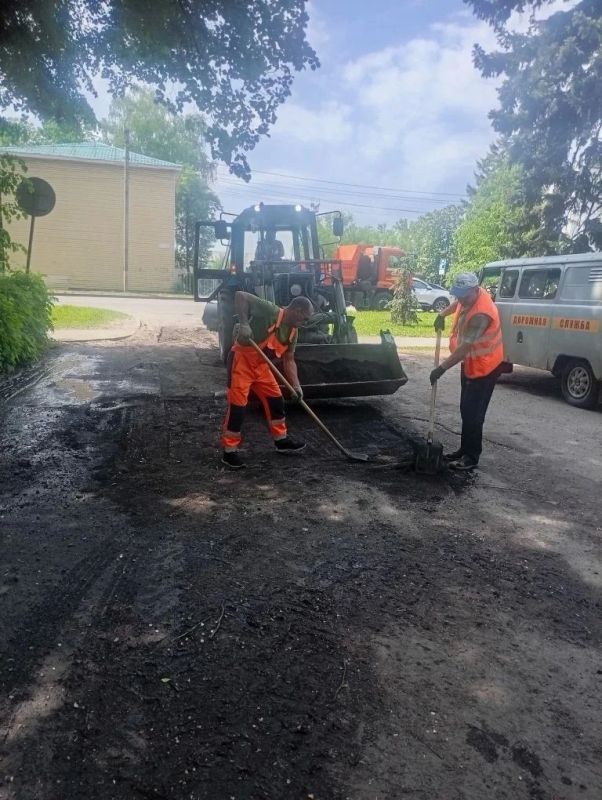 В Курске проводят аварийный ямочный ремонт на трёх улицах В Курске проводят аварийный ямочный ремонт на трёх улицах