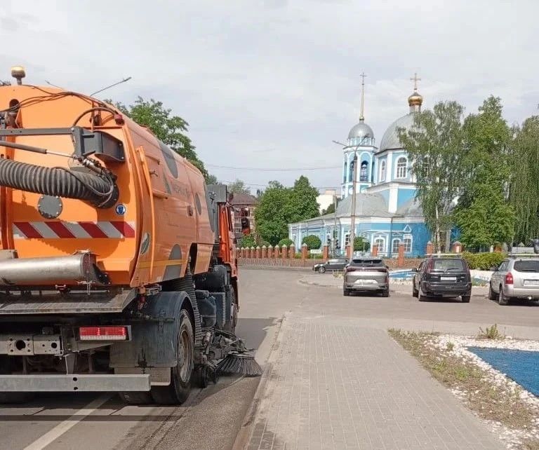 В Курске на улице 50 лет Октября и на проспекте Хрущева устраняют выбоины В Курске на улице 50 лет Октября и на проспекте Хрущева устраняют выбоины