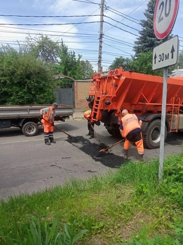 В Курске проводят аварийный ямочный ремонт на трёх улицах В Курске проводят аварийный ямочный ремонт на трёх улицах