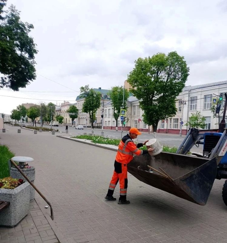 В парках и скверах продолжается уборка территорий В парках и скверах продолжается уборка территорий
