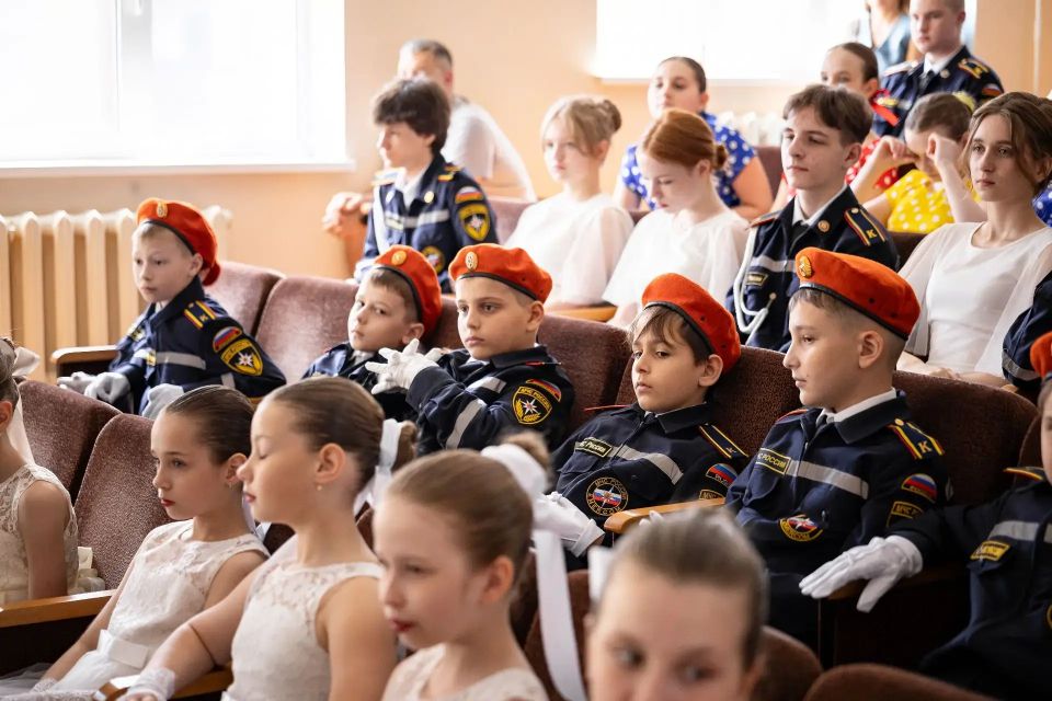 В школе № 5 имени И.П. Волка прошел кадетский бал В школе № 5 имени И.П. Волка прошел кадетский бал