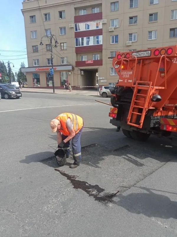 В Курске проводят аварийный ямочный ремонт на трёх улицах В Курске проводят аварийный ямочный ремонт на трёх улицах