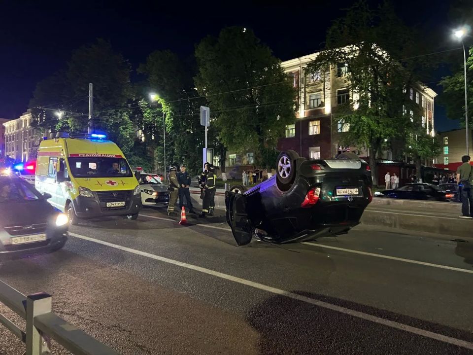 Возле парка Пионеров в Курске перевернулась машина, есть пострадавшие Возле парка Пионеров в Курске перевернулась машина, есть пострадавшие