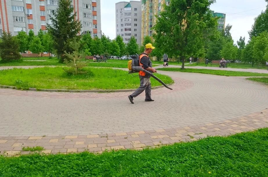 В парках и скверах продолжается уборка территорий В парках и скверах продолжается уборка территорий