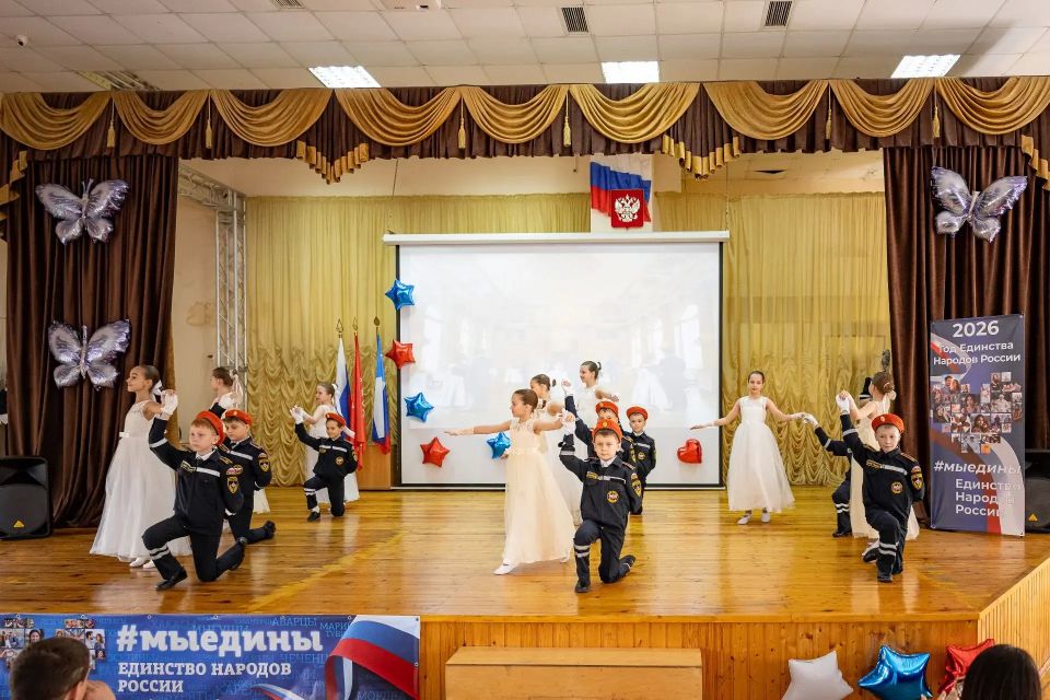 В школе № 5 имени И.П. Волка прошел кадетский бал В школе № 5 имени И.П. Волка прошел кадетский бал