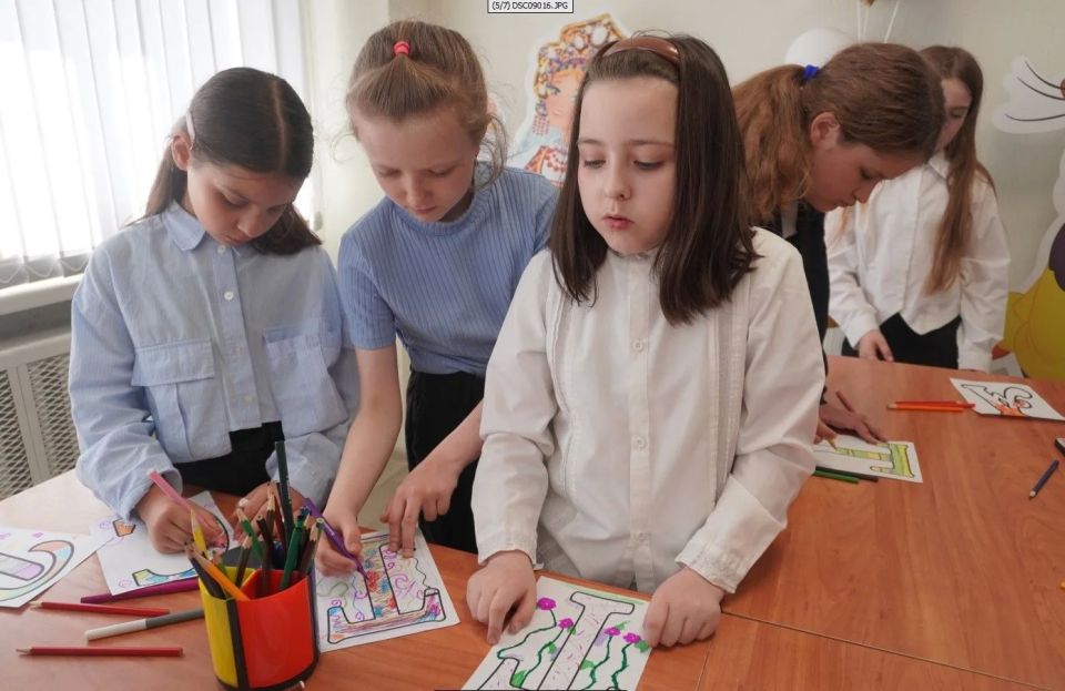 В Детской библиотеке-филиале №2 для учеников 3 «В» класса (классный руководитель Г. Е. Скобликова) прошло весёлое и познавательное мероприятие, посвящённое Дню славянской письменности и культуры В Детской библиотеке-филиале №2 для учеников 3 «В» класса (классный руководитель Г. Е. Скобликова) прошло весёлое и познавательное мероприятие, посвящённое Дню славянской письменности и культуры