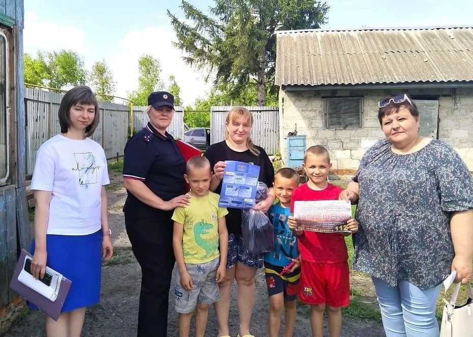 В Черемисиновском районе состоялся плановый выезд мобильной межведомственной бригады «Мобильный консультант» с целью своевременного выявления и решения проблем, связанных с неблагополучием в семьях, а также оказания... В Черемисиновском районе состоялся плановый выезд мобильной межведомственной бригады «Мобильный консультант» с целью своевременного выявления и решения проблем, связанных с неблагополучием в семьях, а также оказания...