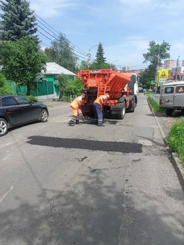 В Курске проводят аварийный ямочный ремонт на трёх улицах В Курске проводят аварийный ямочный ремонт на трёх улицах