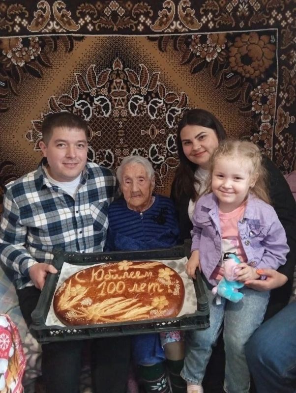 Свой 100-летний юбилей отметила жительница села 1-я Гостомля Александра Васильевна Петрова Свой 100-летний юбилей отметила жительница села 1-я Гостомля Александра Васильевна Петрова