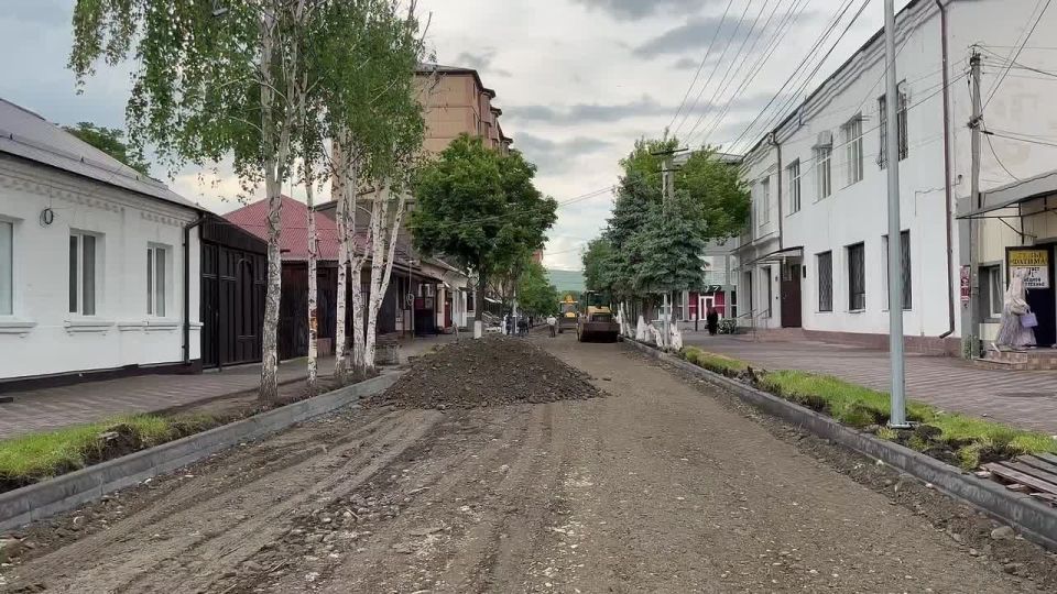Подрядная организация уже приступила к подготовке основания для укладки асфальта на ул. Осканова