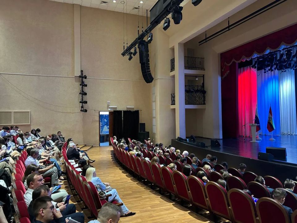 Более 300 студентов участвуют в ХV форуме «Молодёжь и политика: едины – значит сильны» Более 300 студентов участвуют в ХV форуме «Молодёжь и политика: едины – значит сильны»