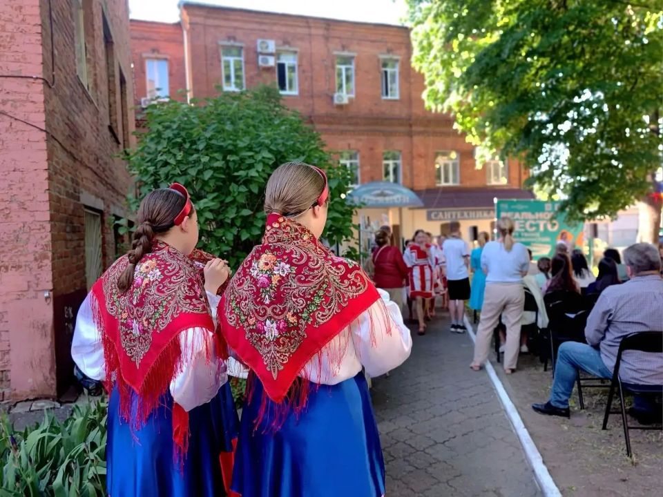 В Курске открыли летний сезон молодежного арт-пространства #Реальное место 46/23 В Курске открыли летний сезон молодежного арт-пространства #Реальное место 46/23