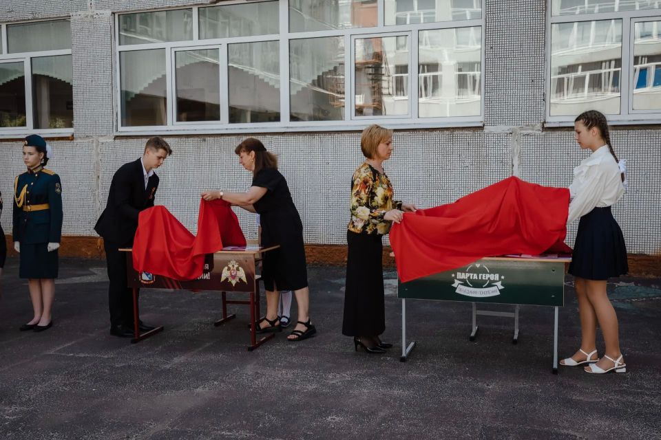 В курской школе №36 торжественно открыли две парты Героя, посвященные погибшим выпускникам школы, одноклассникам Вячеславу Гаврилову и Дмитрию Бобкову В курской школе №36 торжественно открыли две парты Героя, посвященные погибшим выпускникам школы, одноклассникам Вячеславу Гаврилову и Дмитрию Бобкову