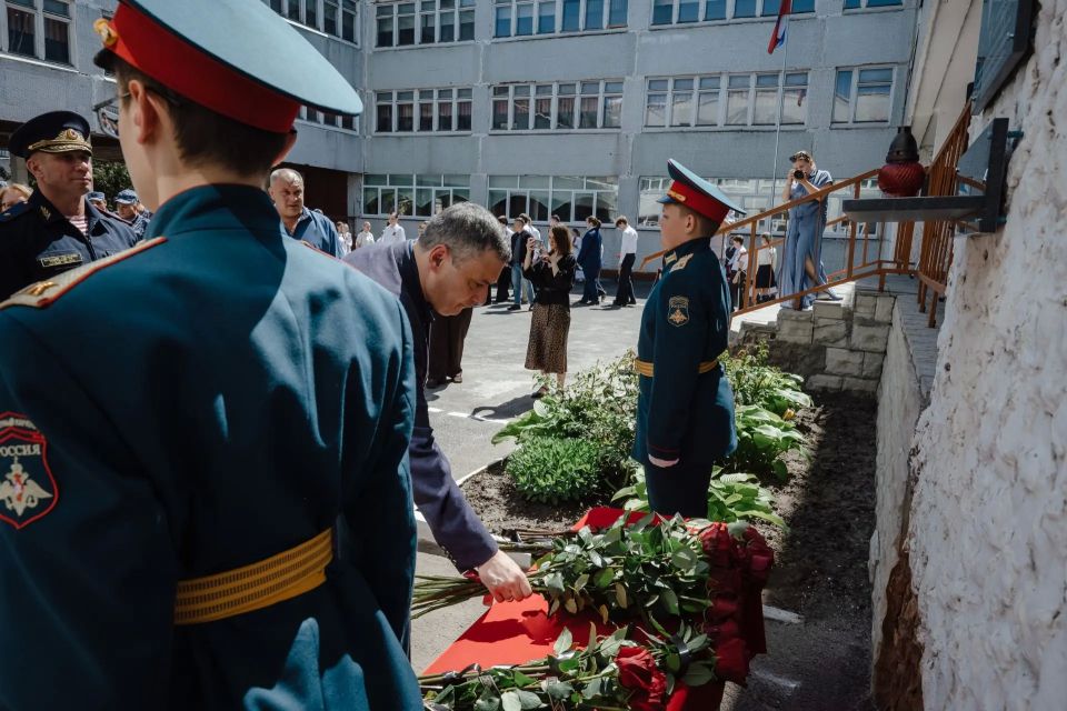 В курской школе №36 торжественно открыли две парты Героя, посвященные погибшим выпускникам школы, одноклассникам Вячеславу Гаврилову и Дмитрию Бобкову В курской школе №36 торжественно открыли две парты Героя, посвященные погибшим выпускникам школы, одноклассникам Вячеславу Гаврилову и Дмитрию Бобкову