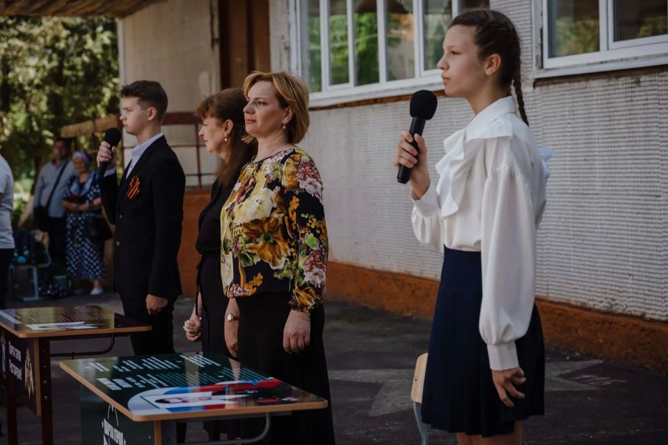 В курской школе №36 торжественно открыли две парты Героя, посвященные погибшим выпускникам школы, одноклассникам Вячеславу Гаврилову и Дмитрию Бобкову В курской школе №36 торжественно открыли две парты Героя, посвященные погибшим выпускникам школы, одноклассникам Вячеславу Гаврилову и Дмитрию Бобкову