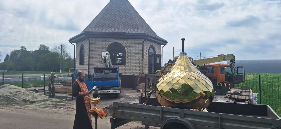 В канун праздника Вознесения Господня в селе В. Реутце состоялся значимый этап строительства храма-часовни: был торжественно поднят купол В канун праздника Вознесения Господня в селе В. Реутце состоялся значимый этап строительства храма-часовни: был торжественно поднят купол