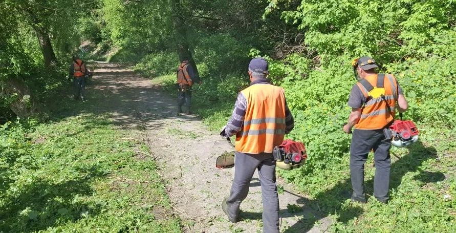 В парках и скверах продолжается уборка территорий В парках и скверах продолжается уборка территорий