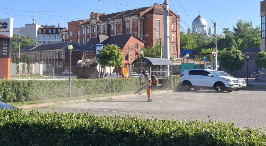 В парках и скверах продолжается уборка территорий В парках и скверах продолжается уборка территорий