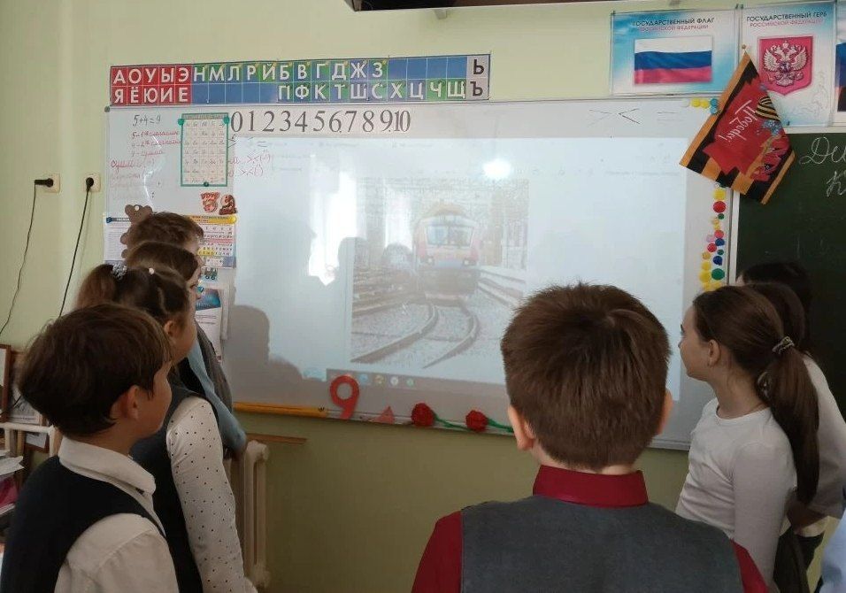 В рамках недели безопасности в Конышевской школе прошли беседы о правилах безопасного поведения на железной дороге и на объектах железнодорожной инфраструктуры В рамках недели безопасности в Конышевской школе прошли беседы о правилах безопасного поведения на железной дороге и на объектах железнодорожной инфраструктуры