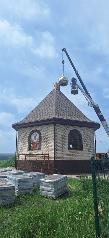 В канун праздника Вознесения Господня в селе В. Реутце состоялся значимый этап строительства храма-часовни: был торжественно поднят купол В канун праздника Вознесения Господня в селе В. Реутце состоялся значимый этап строительства храма-часовни: был торжественно поднят купол