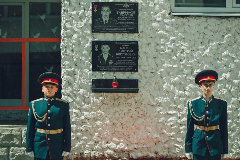 В школе №36 Курска открыли «Парты Героев» В школе №36 Курска открыли «Парты Героев»