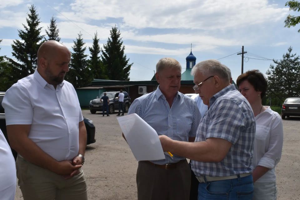 В поселке Магнитный состоялась рабочая встреча, на которой присутствовали министр ЖКХ и ТЭК Курской области Александр Мулевин, директор Управления районного хозяйства Александр Кулаков, начальник отдела по строительству и...