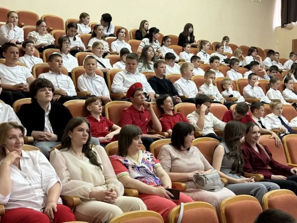 В Золотухинском районе состоялась церемония награждения победителей и призеров регионального этапа Всероссийской олимпиады школьников, а также Всероссийских олимпиад по физике имени Дж. К. Максвелла, математике имени... В Золотухинском районе состоялась церемония награждения победителей и призеров регионального этапа Всероссийской олимпиады школьников, а также Всероссийских олимпиад по физике имени Дж. К. Максвелла, математике имени...