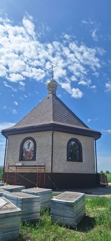 В канун праздника Вознесения Господня в селе В. Реутце состоялся значимый этап строительства храма-часовни: был торжественно поднят купол В канун праздника Вознесения Господня в селе В. Реутце состоялся значимый этап строительства храма-часовни: был торжественно поднят купол