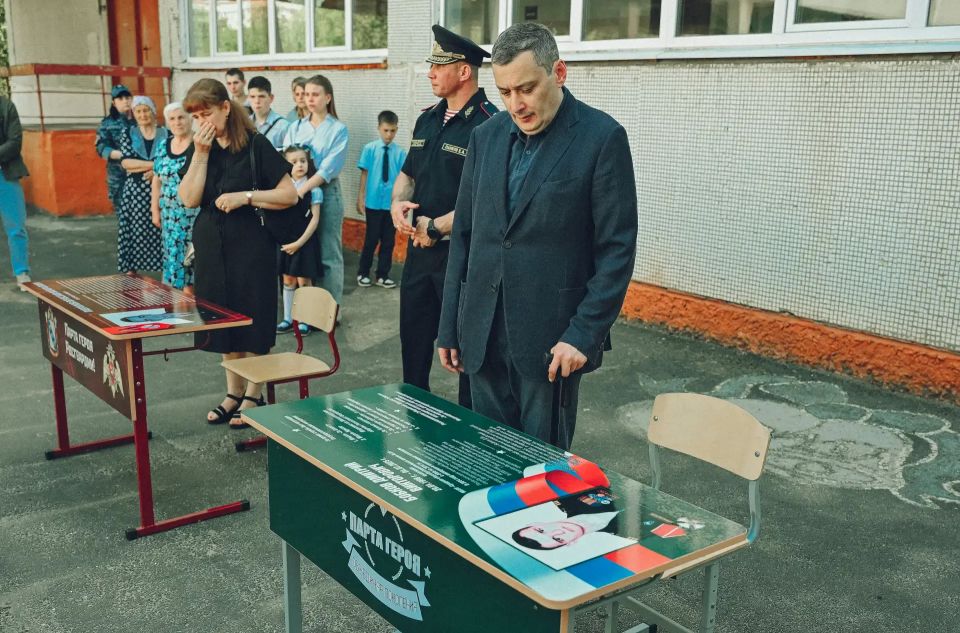 В школе №36 Курска открыли «Парты Героев» В школе №36 Курска открыли «Парты Героев»