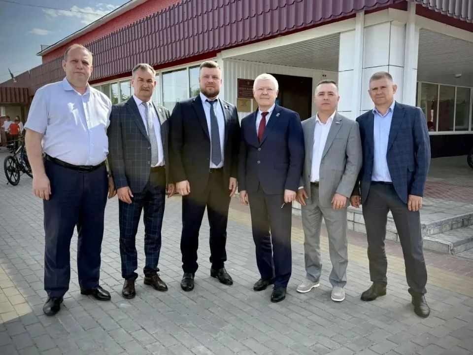 Партийцы поздравили с победой олимпиадников Золотухинского, поныровского и Фатежского районов