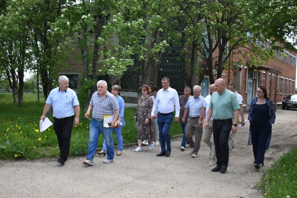 В поселке Магнитный состоялась рабочая встреча, на которой присутствовали министр ЖКХ и ТЭК Курской области Александр Мулевин, директор Управления районного хозяйства Александр Кулаков, начальник отдела по строительству и... В поселке Магнитный состоялась рабочая встреча, на которой присутствовали министр ЖКХ и ТЭК Курской области Александр Мулевин, директор Управления районного хозяйства Александр Кулаков, начальник отдела по строительству и...