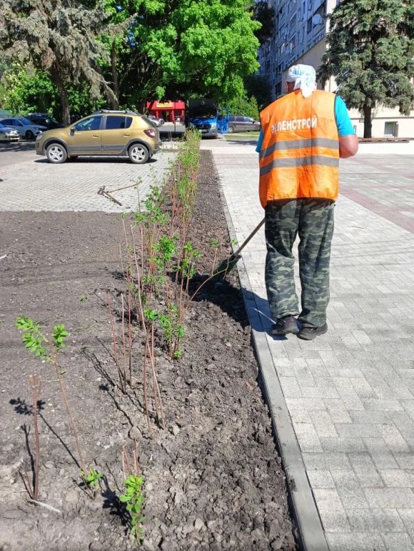 В парках и скверах продолжается уборка территорий