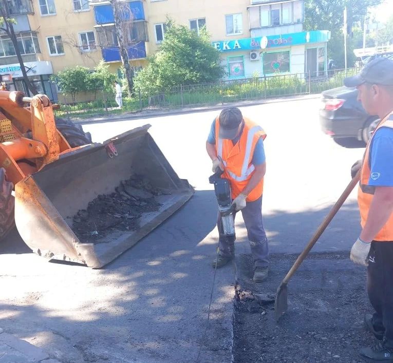 Курские дорожники продолжают уборку города Курские дорожники продолжают уборку города