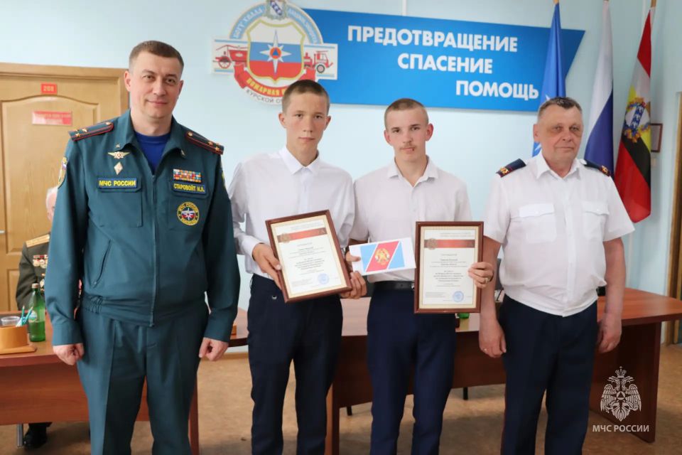 В Курске наградили победителей всероссийского конкурса «Неопалимая купина» и дружины юных пожарных В Курске наградили победителей всероссийского конкурса «Неопалимая купина» и дружины юных пожарных