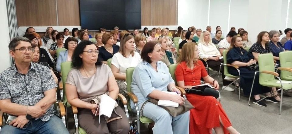 Главный специалист отдела образования Администрации Льговского района М. В. Меркулова, курирующая проведение ГИА-11 в муниципалитете, приняла участие в совещании, посвящённом подготовке к проведению государственной итоговой... Главный специалист отдела образования Администрации Льговского района М. В. Меркулова, курирующая проведение ГИА-11 в муниципалитете, приняла участие в совещании, посвящённом подготовке к проведению государственной итоговой...