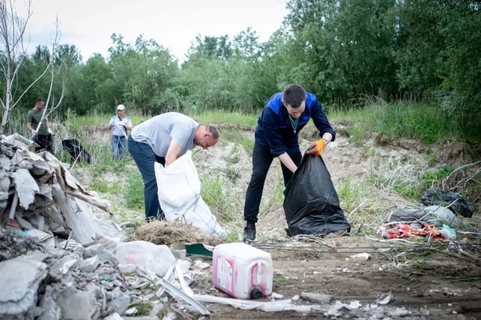 Друзья, всех приветствую!. Сегодня мы вместе с коллегами из структурных подразделений и неравнодушными жителями навели порядок у Красного моста, где строится новая дорога Друзья, всех приветствую!. Сегодня мы вместе с коллегами из структурных подразделений и неравнодушными жителями навели порядок у Красного моста, где строится новая дорога